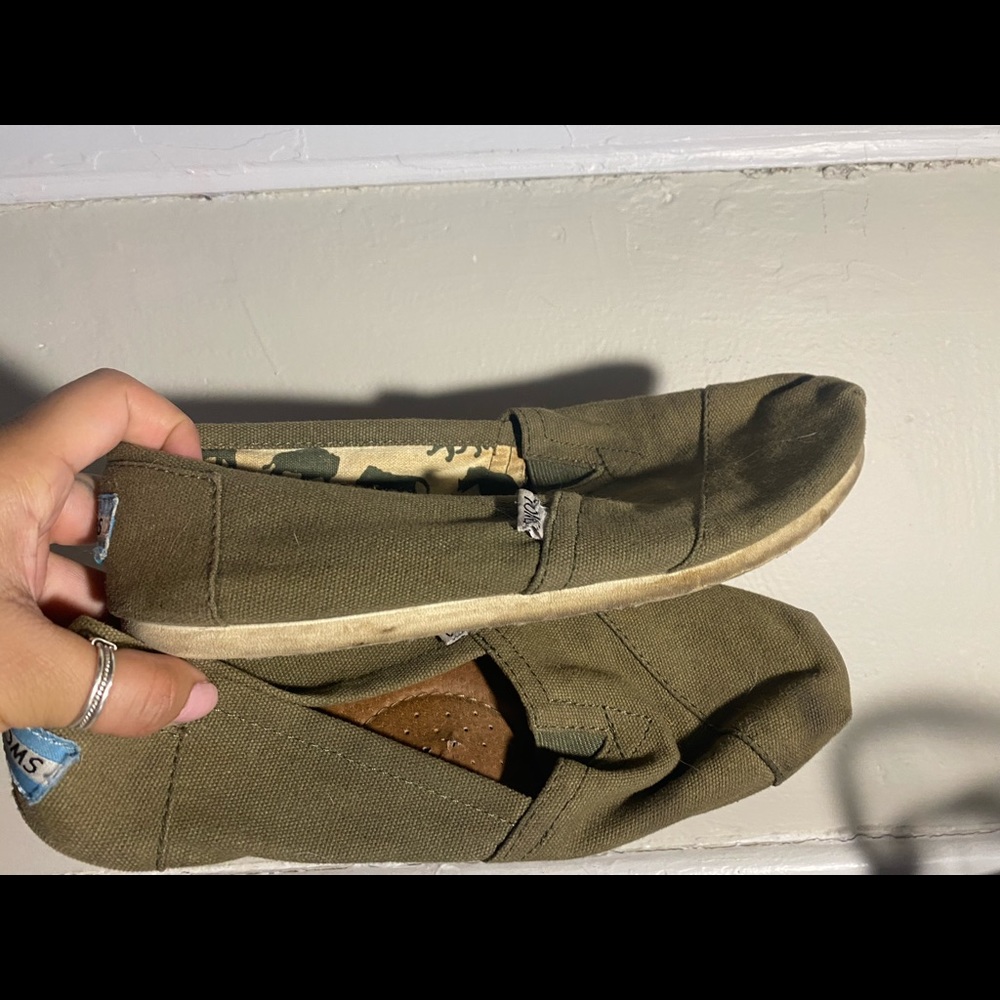 OlLIVE GREEN TOMS